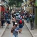 Personas en la calle Obispo, de La Habana, durante el rebrote de la COVID-19 en enero de 2021. Foto: Otmaro Rodríguez.