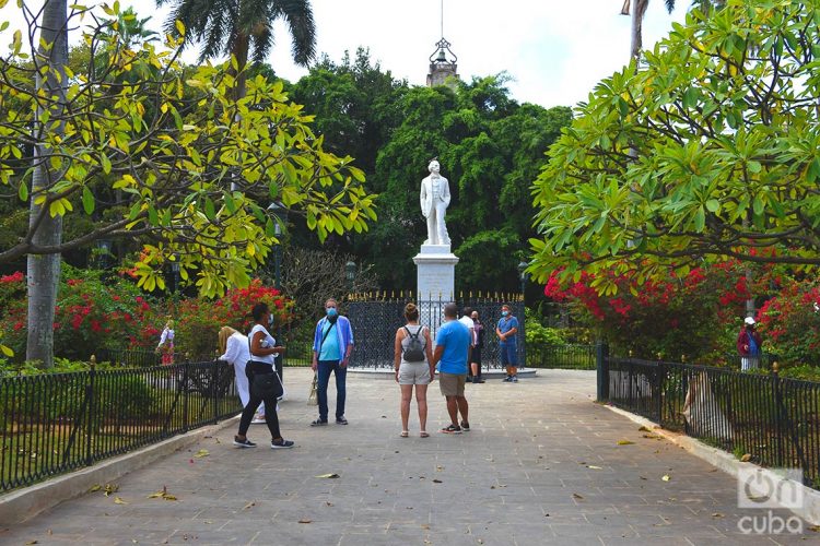 Estatua de Carlos Manuel de Céspedes en la Plaza de Armas de La Habana Vieja. Foto: Otmaro Rodríguez.
