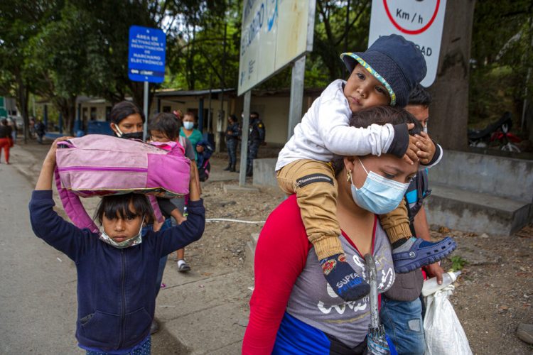 Migrantes hondureños caminan hacia el cruce fronterizo entre Guatemala y Honduras, en El Florido, Guatemala, el martes 19 de enero de 2021. Foto: Oliver de Ros/AP.