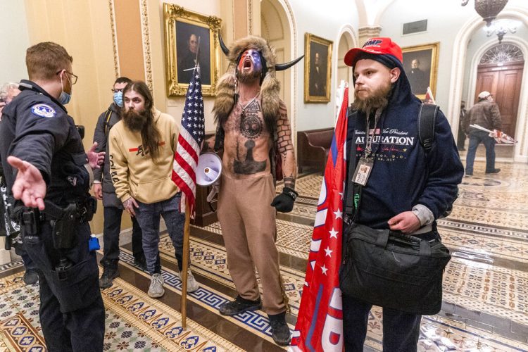 Partidarios de Donald Trump durante el asalto al Congreso el 6 de enero pasado. Jacob Chansley (al centro), conocido como el “shaman de QAnon”, rezó en el local del Senado y agradeció a Dios “por permitir un renacer de Estados Unidos”. Foto: Manuel Balce Ceneta/AP.