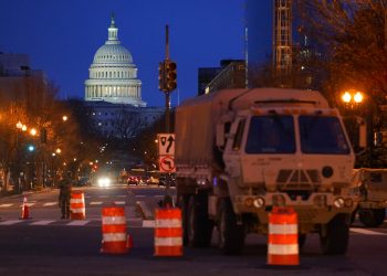 Un camión militar permanece en un puesto de control en Washington el sábado 16 de enero de 2021, como parte de los preparativos para la ceremonia de asunción presidencial de Joe Biden. Foto: Patrick Semansky/AP.