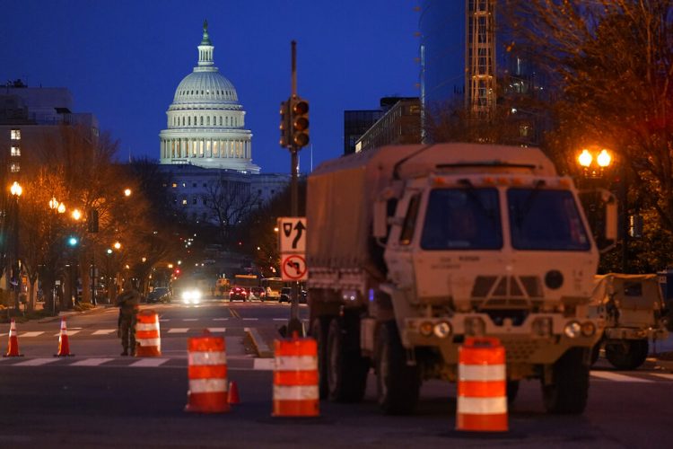 Un camión militar permanece en un puesto de control en Washington el sábado 16 de enero de 2021, como parte de los preparativos para la ceremonia de asunción presidencial de Joe Biden. Foto: Patrick Semansky/AP.