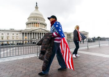Un simpatizante del presidente Trump camina frente al Capitolio el martes 5 de enero de 2021. Foto:  Manuel Balce Ceneta/AP.