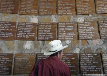 Tarjas con los nombres de los campesinos asesinados en El Mozote, El Salvador. Foto: Deutsche Welle.