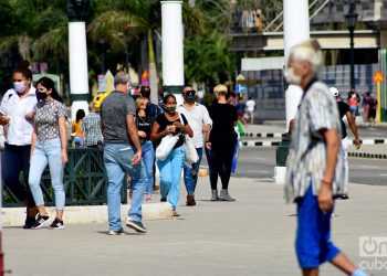 Personas en La Habana, durante el rebrote de coronavirus a inicios de enero de 2021. Foto: Otmaro Rodríguez.