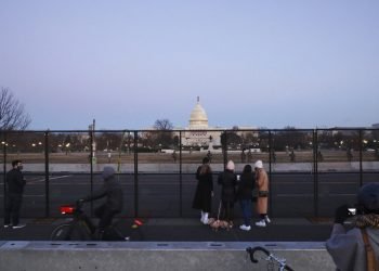 Personas junto a una valla de seguridad alrededor del Capitolio de Estados Unidos el miércoles 13 de enero de 2021 Foto: Shafkat AnowarAP.
