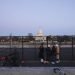Personas junto a una valla de seguridad alrededor del Capitolio de Estados Unidos el miércoles 13 de enero de 2021 Foto: Shafkat AnowarAP.