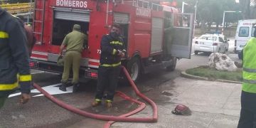 Cuerpo de bomberos sofoca incendio en el parqueo de un edificio en el barrio de El Vedado, en La Habana. Foto: perfil de Facebook de Asamblea Municipal de Plaza de la Revolución.