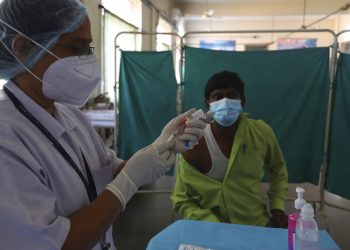 Un trabajador sanitario participa en una prueba de vacuna contra la COVID-19. Foto: Mahesh Kumar/AP.