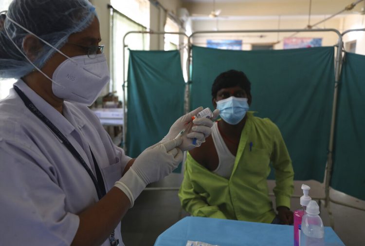 Un trabajador sanitario participa en una prueba de vacuna contra la COVID-19. Foto: Mahesh Kumar/AP.