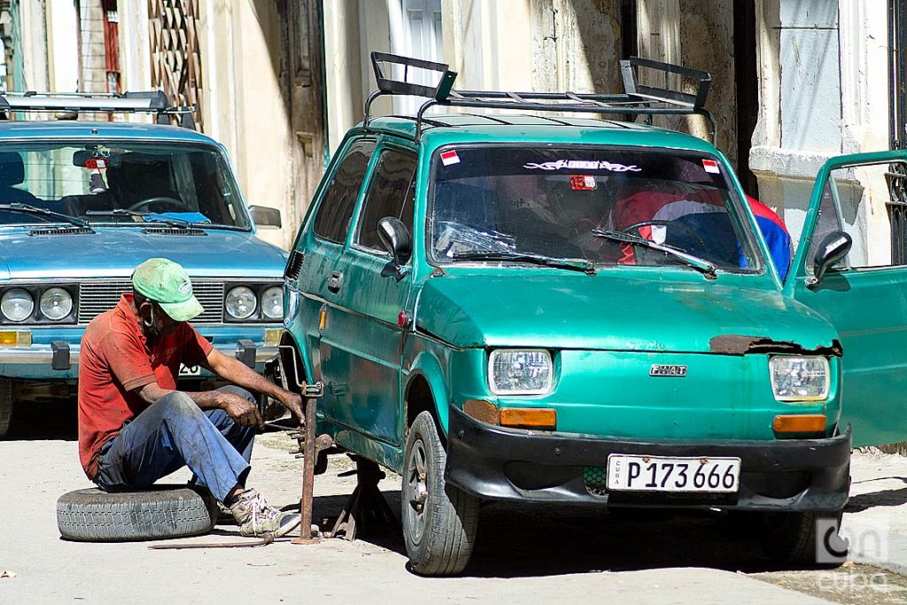 Un hombre arregla un auto en una calle de La Habana, durante el rebrote de la COVID-19 en enero de 2021. Foto: Otmaro Rodríguez.