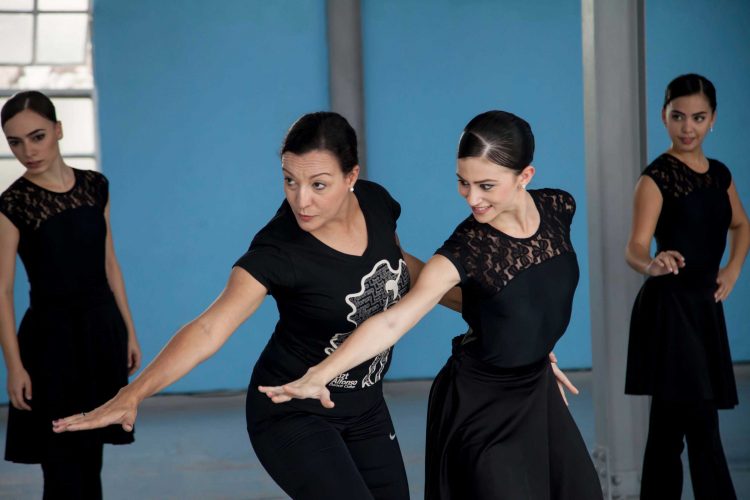 La maestra Lizt Alfonso con tres de sus bailarinas. Foto: OnCuba Travel.