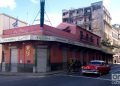 El célebre Bar Floridita, cerrado por la pandemia, en la calle Monserrate, o Avenida de Bélgica, en La Habana. Foto: Otmaro Rodríguez.
