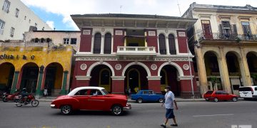 Sede de la Asociación Canaria, en la calle Monserrate, o Avenida de Bélgica, en La Habana. Foto: Otmaro Rodríguez.