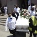 Fotografía de archivo del 21 de julio de 2020 de dolientes cargando un ataúd con el cuerpo de Lydia Núñez, quien falleció de COVID-19, después de un funeral en la iglesia bautista Metropolitan, en Los Ángeles. Foto: AP/Marcio José Sánchez/Archivo.