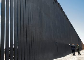 El expresidente Donald Trump visitando el muro. Foto: Marca.