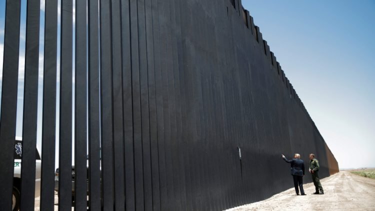 El expresidente Donald Trump visitando el muro. Foto: Marca.