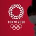 Fotografía de archivo de personas con tapabocas pasando frente a un cartel con la imagen de los Juegos Olímpicos Tokio 2020 el 15 de julio de 2020 en Tokio (Japón). Foto: EFE/Kimimasa Mayama.