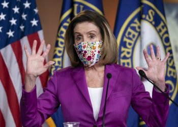 La presidenta de la Cámara de Representantes, Nancy Pelosi, en una conferencia de prensa el jueves 7 de enero de 2021 en Washington DC.  Foto: J. Scott Applewhite/AP.