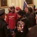 Un seguidor de QAnon, al centro, se enfrenta a un oficial el 6 de enero en el Capitolio de Washington DC. Foto: Manuel Balce/AP.