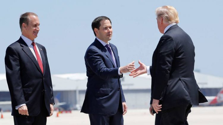 El senador Marco Rubio, saluda al ex presidente Donald Trump, en presencia del congresista Mario Díaz-Balart, durante una visita a Tampa. | Foto: Pedro Pablo Monsivais / AP (Archivo)
