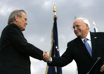 El secretario saliente de Defensa en 2006, Donald H. Rumsfeld, izquierda, estrecha  manos con el vicepresidente Dick Cheney durante un acto de homenaje al primero en el Pentágono. Foto: Pablo Martínez Monsivais/AP/Archivo.