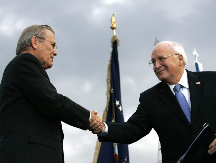 El secretario saliente de Defensa en 2006, Donald H. Rumsfeld, izquierda, estrecha  manos con el vicepresidente Dick Cheney durante un acto de homenaje al primero en el Pentágono. Foto: Pablo Martínez Monsivais/AP/Archivo.