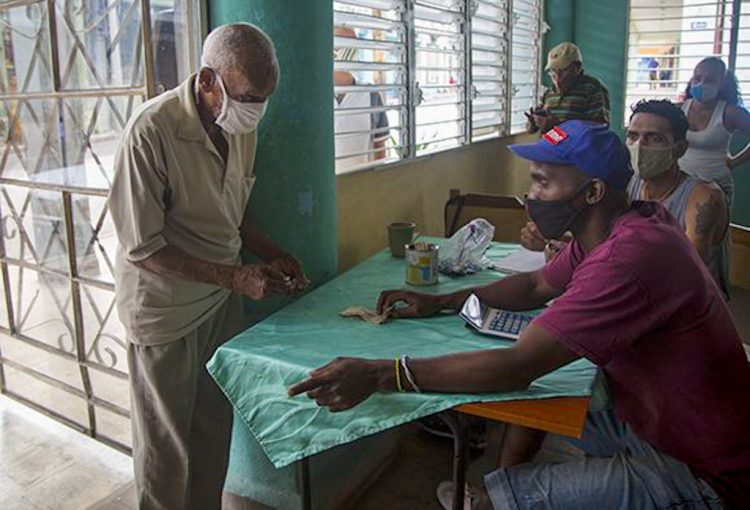 Un anciano paga por sus alimentos en un establecimiento del SAF en La Habana. Foto: cubadebate.cu