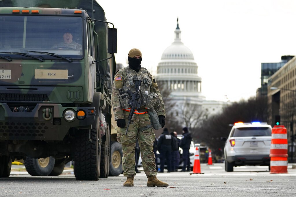 Un elemento de la Guardia Nacional vigila en un camino bloqueado afuera del Capitolio al tiempo que las medidas de seguridad se refuerzan antes de la ceremonia de investidura del presidente electo Joe Biden, el lunes 18 de enero de 2021, en Washington. Foto: AP/Matt Slocum.