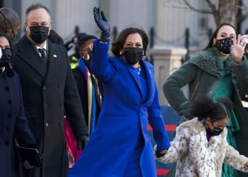 La vicepresidenta Kamala Harris, su esposo, Doug Emhoff, y familiares caminan por la Casa Blanca. Foto: J. Luis Magana/AP.