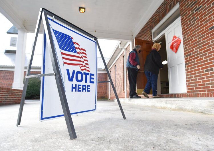 Unas personas ingresan a un centro de votación en Dawnville, Georgia, el martes 5 de enero de 2021. Foto: Matt Hamilton/Chattanooga Times Free Press vía AP.