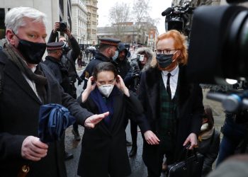 Stella Moris, novia de Julian Assange, ajusta su mascarilla a su llegada al Tribunal Penal Central, también conocido como Old Bailey, el lunes 4 de enero de 2021, en Londres. Foto: Frank Augstein/AP.