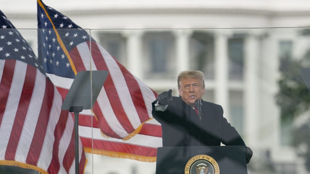 El expresidente Donald J. Trump alienta a sus seguidores a dirigirse hacia el Congreso, en un discurso el 6 de enero. Foto: Evan Vucci / AP.