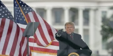 El expresidente Donald J. Trump alienta a sus seguidores a dirigirse hacia el Congreso, en un discurso el 6 de enero. Foto: Evan Vucci / AP.