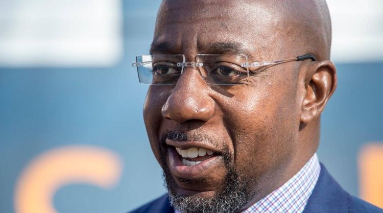 El reverendo Raphael Warnock. Foto: Michael Holahan/AP.