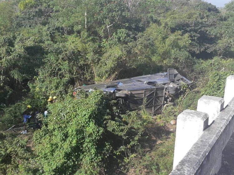 Un ómnibus de transportación especial perdió el control en la Autopista Nacional y al menos diez personas fallecieron en el accidente. Foto: Tomada de Canal Habana.