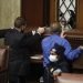 Policías apuntan con sus armas a un manifestante que intenta entrar en la Cámara de Representantes del Capitolio de los EE.UU. Foto: J. Scott Applewhite/AP