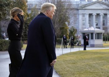 Donald Trump, por última vez como presidente de los EE.UU, y su esposa Melania, salen de la Casa Blanca, el 20 de enero de 2021. Foto: AP.
