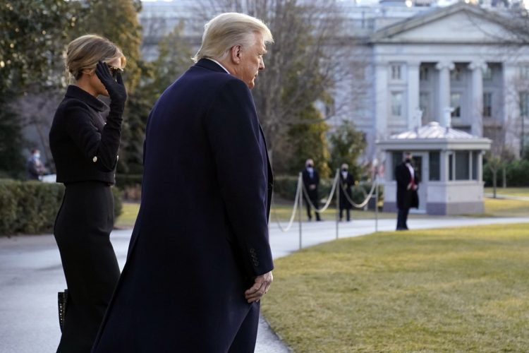 Donald Trump, por última vez como presidente de los EE.UU, y su esposa Melania, salen de la Casa Blanca, el 20 de enero de 2021. Foto: AP.