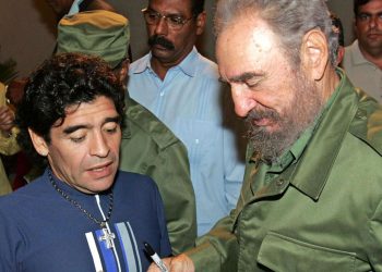 Maradona y Fidel Castro, en La Habana. Foto, vía CNN.