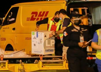 La primera etapa de vacunación comenzará con los trabajadores de la salud que están directamente en la línea de atención a pacientes con coronavirus. Foto: Roberto Cisneros, vía: prensa.com