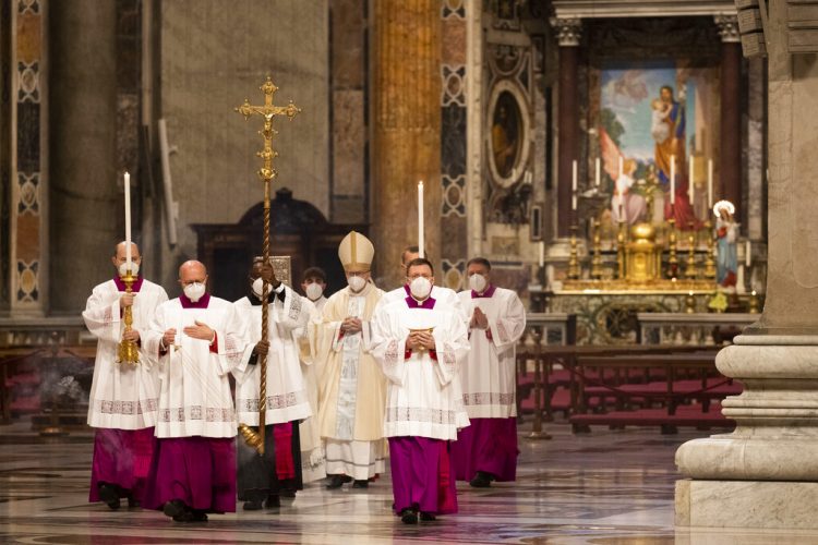 El cardenal Pietro Parolin (centro), llega en procesión para oficiar la misa de Año Nuevo en la Basílica de San Pedro, en el Vaticano, el 1 de enero de 2021.  Foto: Alessandra Tarantino/AP/ pool.