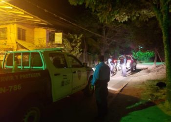 Policía de Honduras en servicio nocturno. Foto: twitter.com/PoliciaHonduras