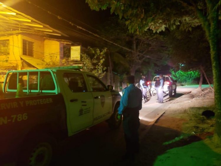 Policía de Honduras en servicio nocturno. Foto: twitter.com/PoliciaHonduras