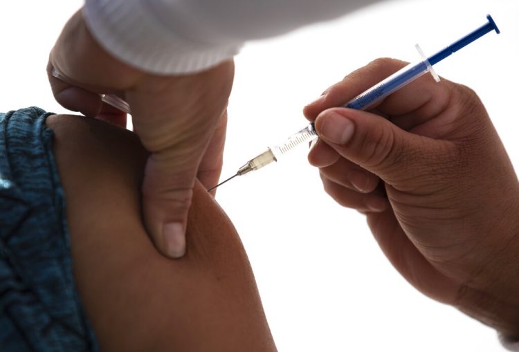 Una trabajadora de salud recibe una dosis de la vacuna de Pfizer-BioNTech contra la COVID-19. Foto: Marco Ugarte/AP/Archivo.