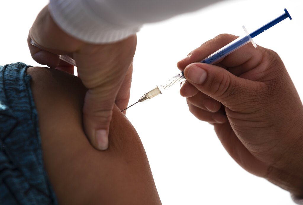 Una trabajadora de salud recibe una dosis de la vacuna de Pfizer-BioNTech contra la COVID-19. Foto: Marco Ugarte/AP/Archivo.