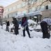 Varios voluntarios despejan con palas el acceso a una de las entradas del Hospital Gregorio Marañón de Madrid, cubierto de una gruesa capa de nieve tras el paso de la borrasca Filomena. Foto: David Fernández/EFE