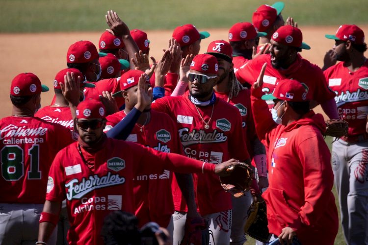 Jugadores de Panamá, equipo dirigido por el cubano Alfonso Urquiola, festejan su triunfo ante Venezuela durante el primer juego de la Serie del Caribe 2021, que se lleva a acabo en la ciudad de Mazatlán, en el estado de Sinaloa (México). EFE/ Carlos Ramírez.
