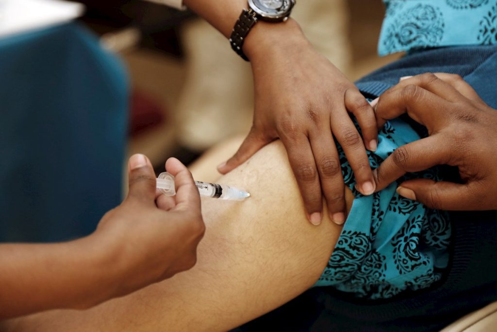 Un hombre recibe la primera dosis de la vacuna Oxford-AstraZeneca contra la COVID-19 en Dhaka, Bangladesh, el 7 de febrero de 2021. Foto: Monirul Alam / EFE.