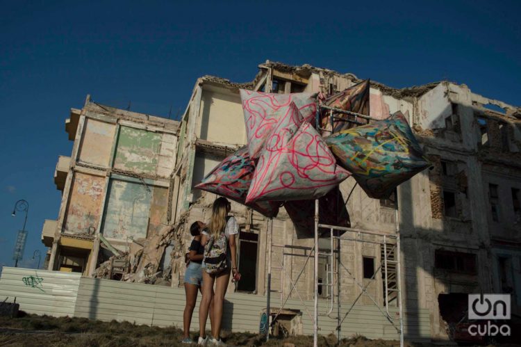 Instalación del artista Jon Legere en la Bienal de La Habana (2019). Foto: Otmaro Rodríguez (Archivo).